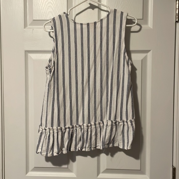 Sleeveless Blouse - Picture 3 of 3